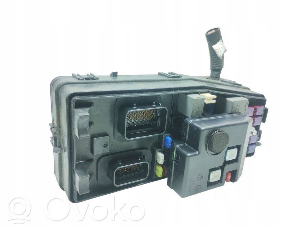 KIA Carnival Fuse module 