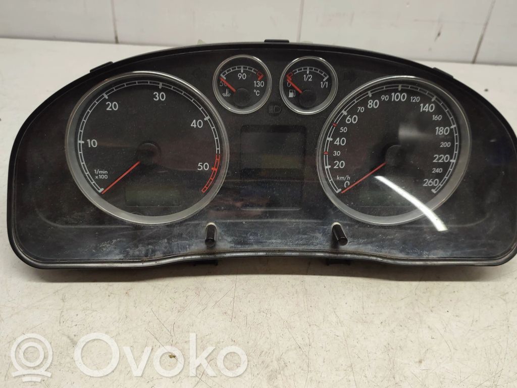 Volkswagen PASSAT B5.5 Spidometrs (instrumentu panelī) 
