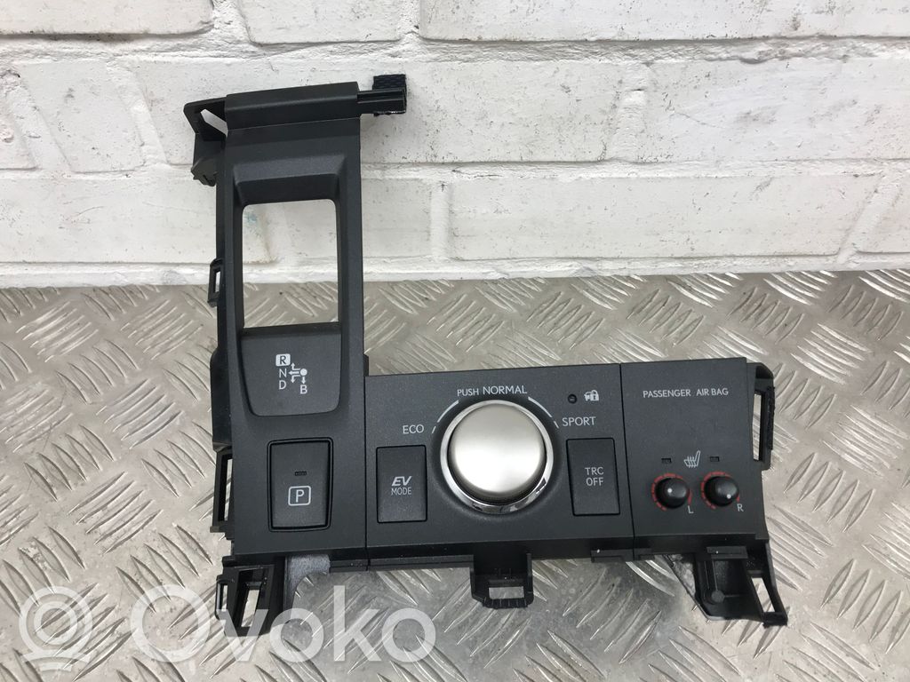 Lexus CT 200H Center console 