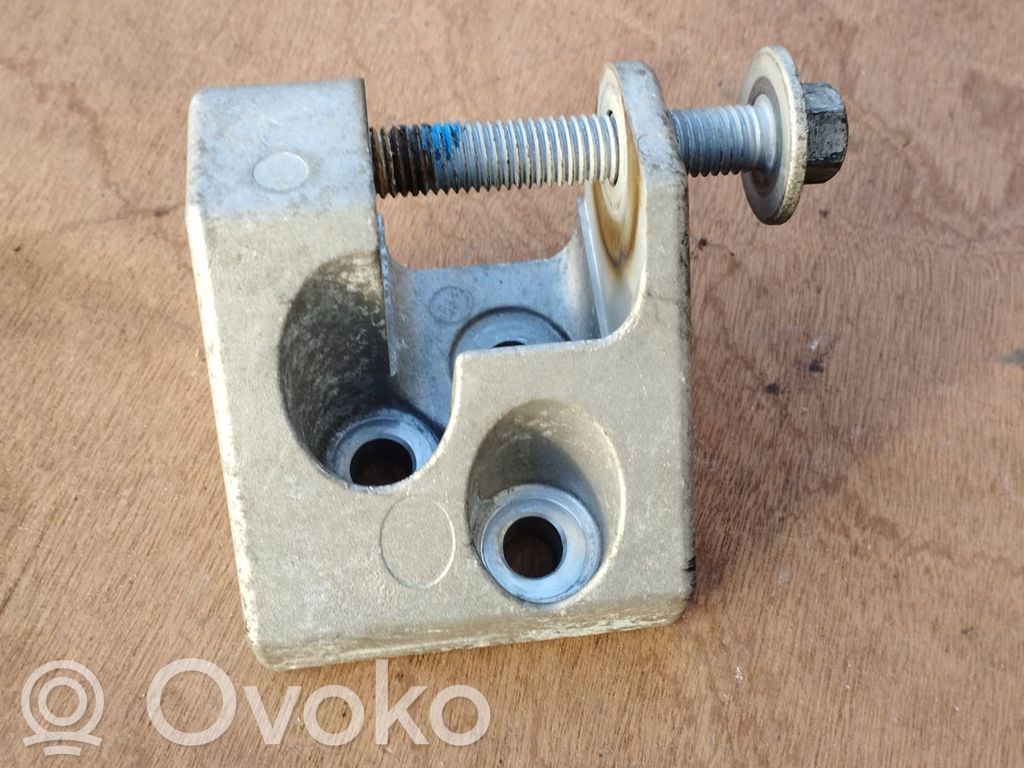 Volvo V40 Engine mounting bracket 