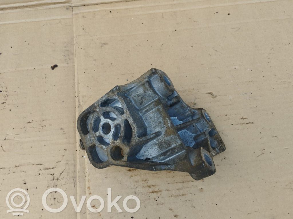 Volvo XC90 Engine mounting bracket 