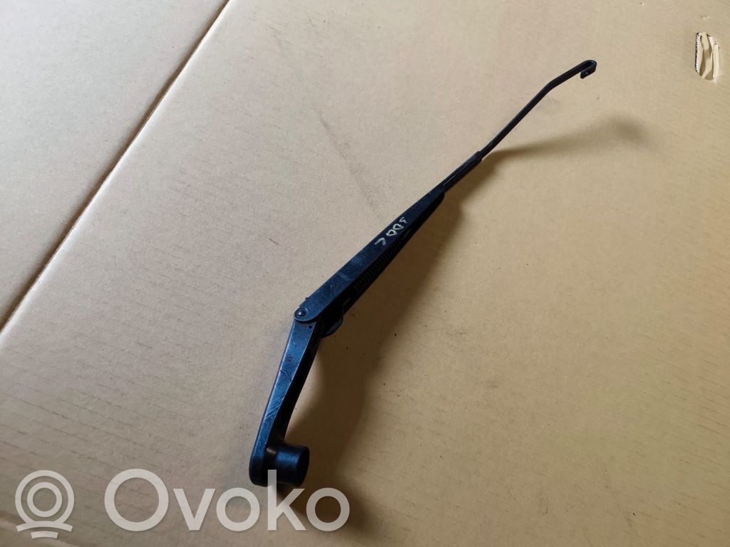 Chrysler 300 - 300C Front wiper blade arm 