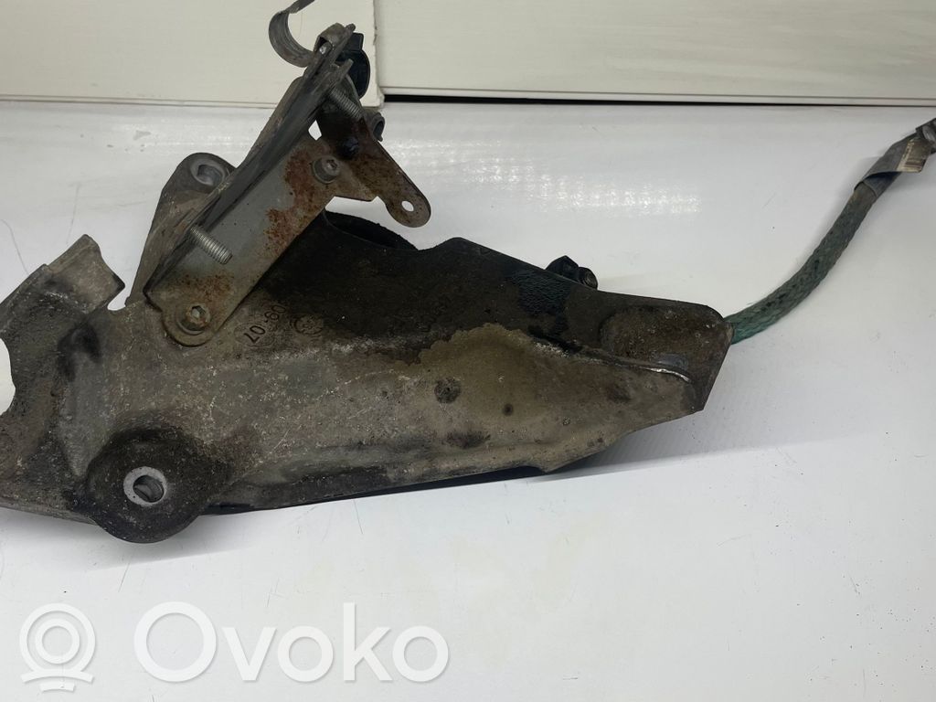 Engine mounting bracket   24168110