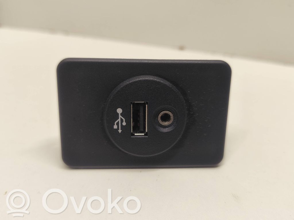 Nissan Note (E12) USB jungtis 