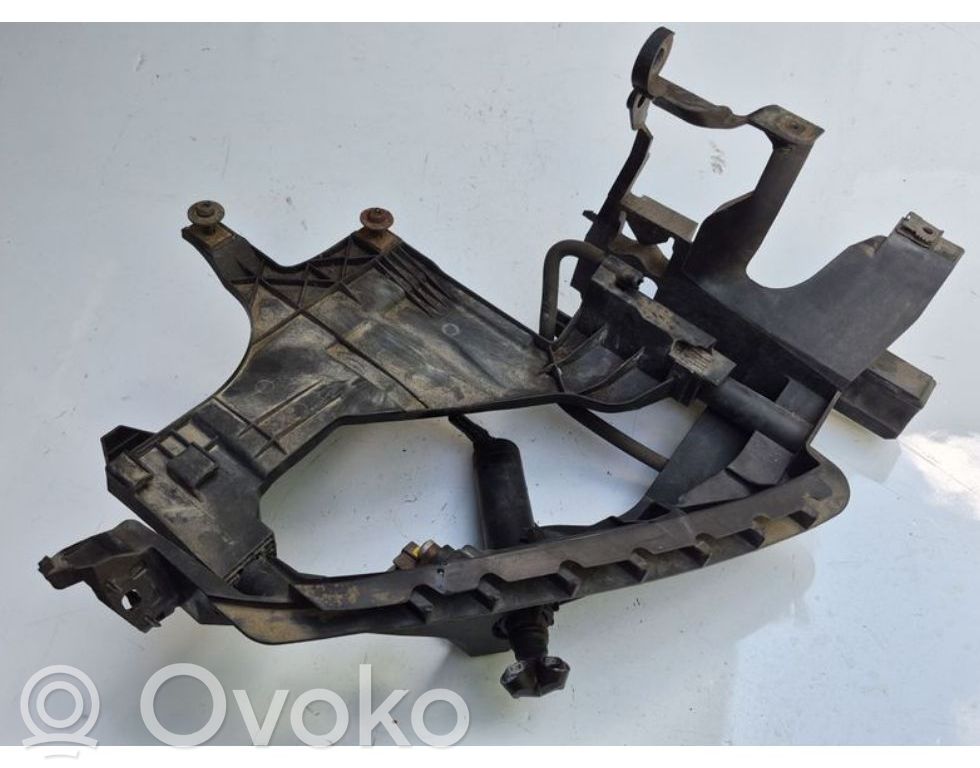 Audi A4 S4 B8 8K Halterung Scheinwerfer 