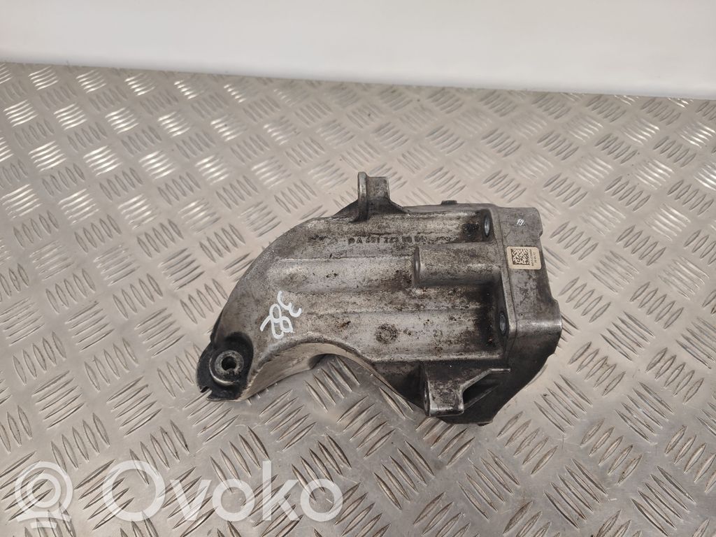 Mercedes-Benz C W204 Engine mounting bracket 