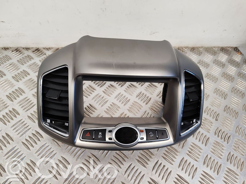 Chevrolet Captiva Dysze / Kratki środkowego nawiewu deski rozdzielczej 