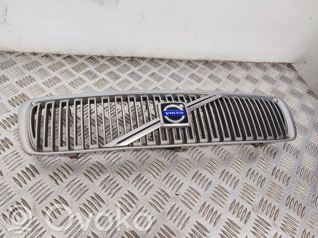 Volvo V70 Front bumper upper radiator grill 