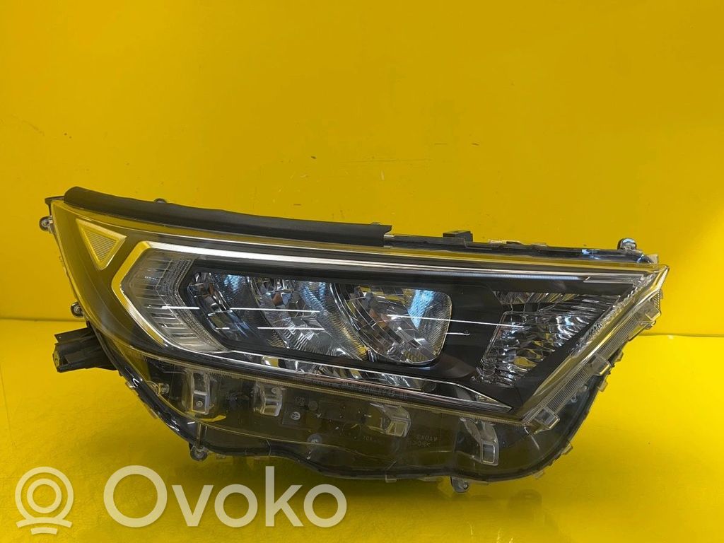 Toyota RAV 4 (XA50) Lampa przednia 