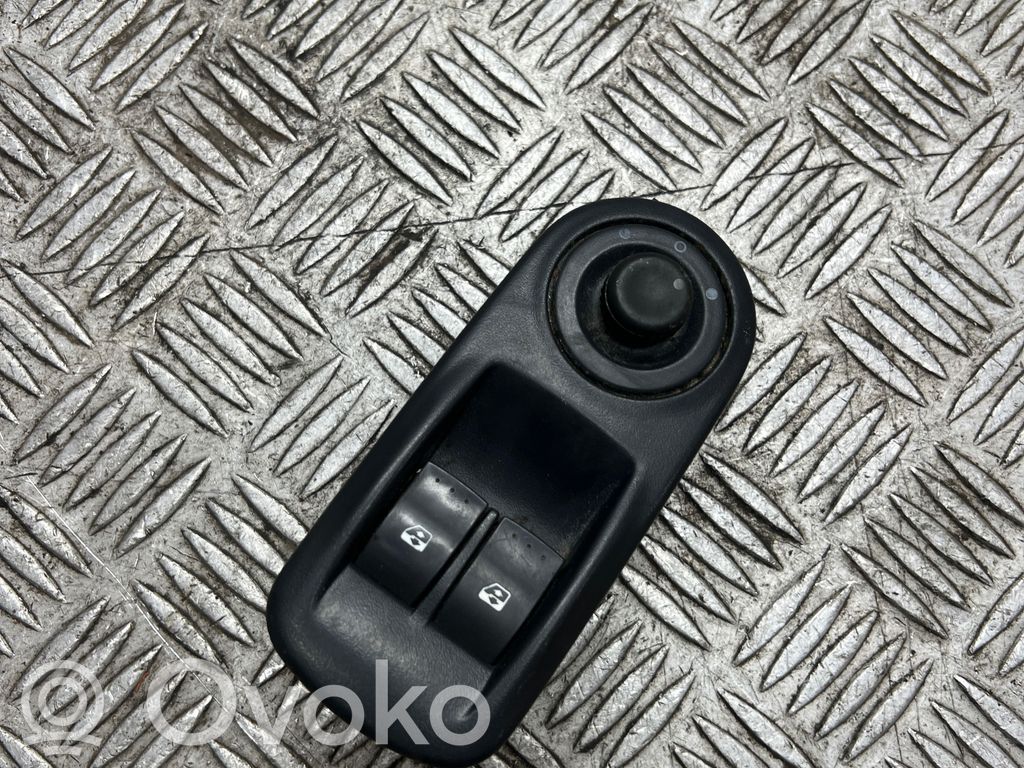 Opel Vivaro Electric window control switch 