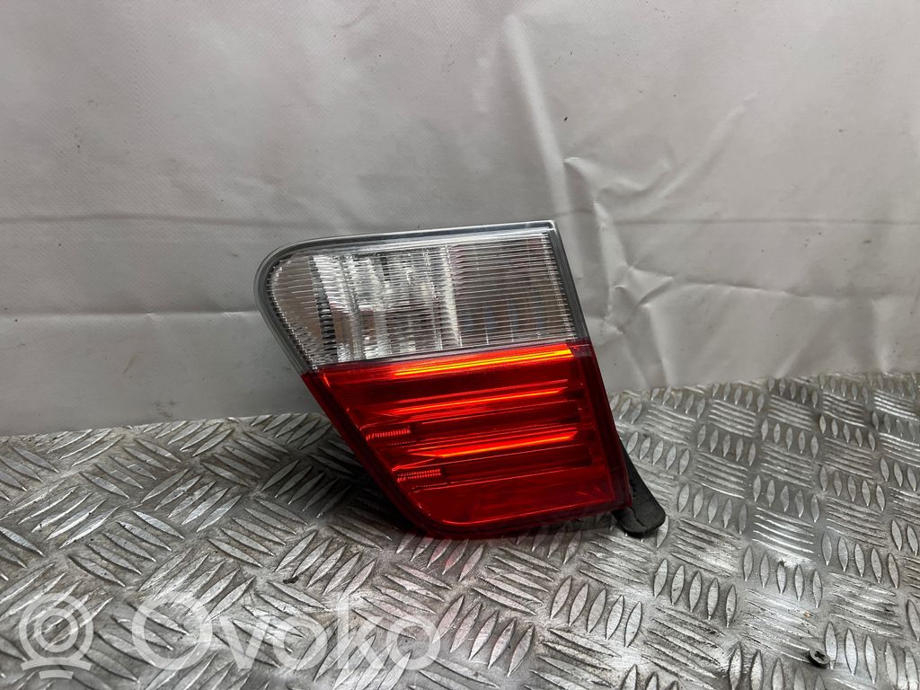 Toyota Avensis T270 Lampy tylnej klapy bagażnika 