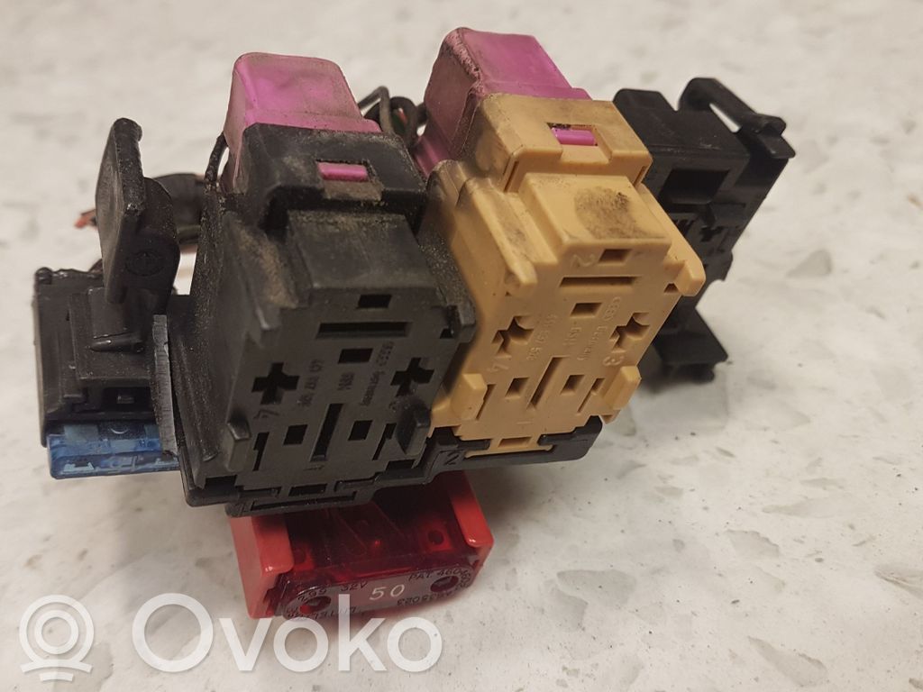 Audi A4 S4 B5 8D Saugiklių blokas 