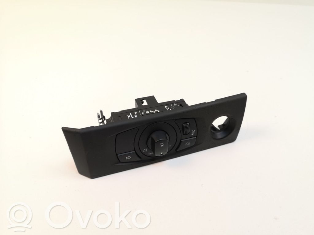 Light switch   6953731