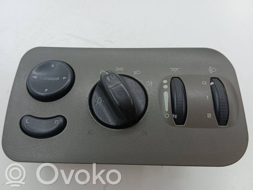 Light switch   746746112