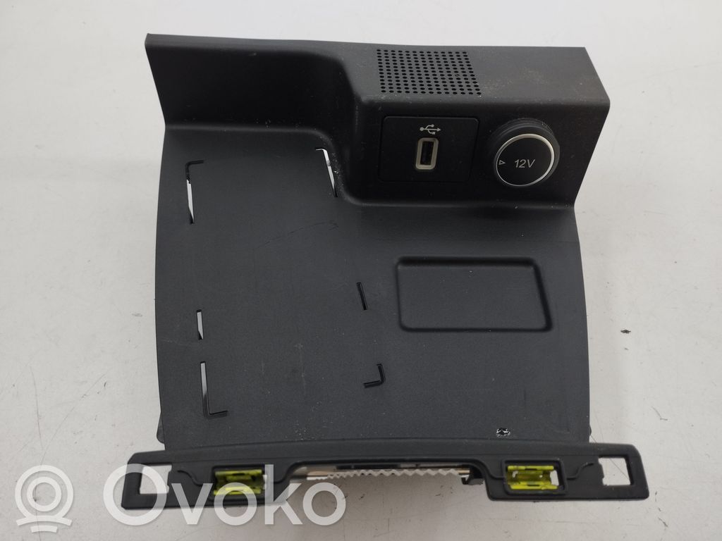 Ford Focus Presa 12V (anteriore) 