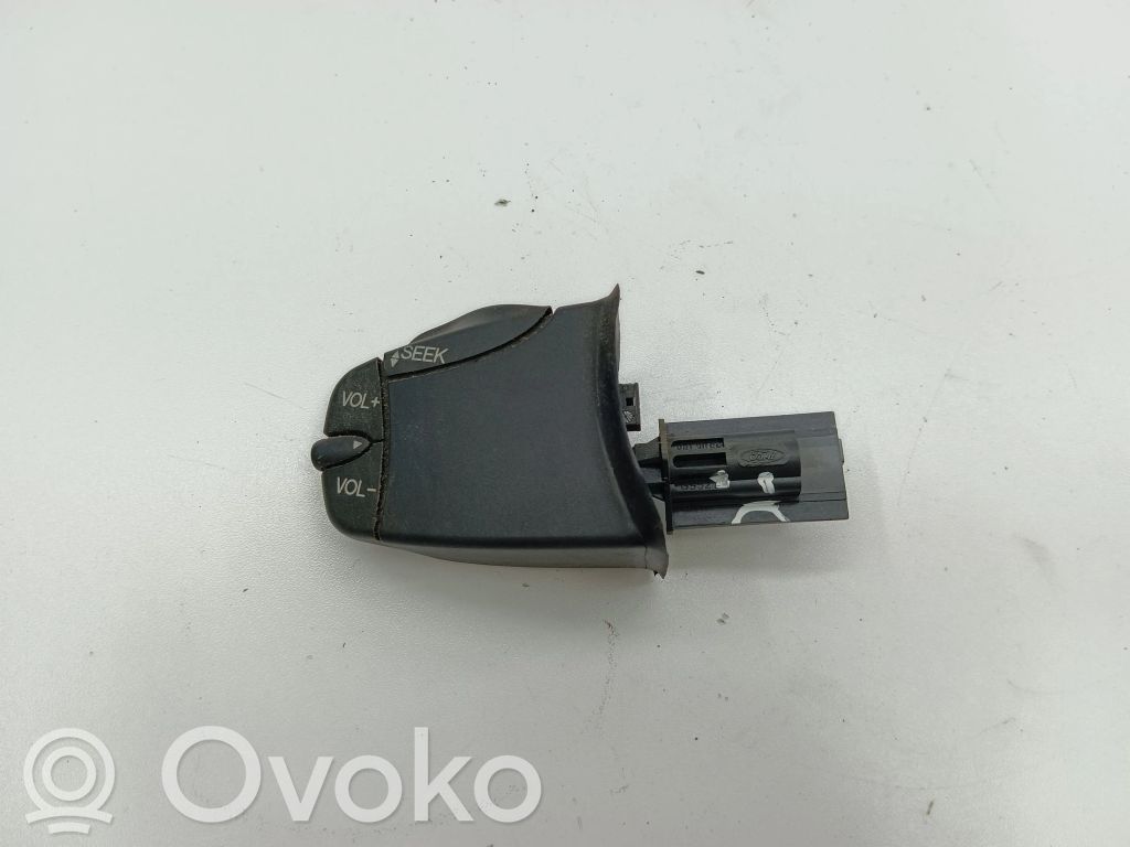 Ford Focus Steering wheel buttons/switches 