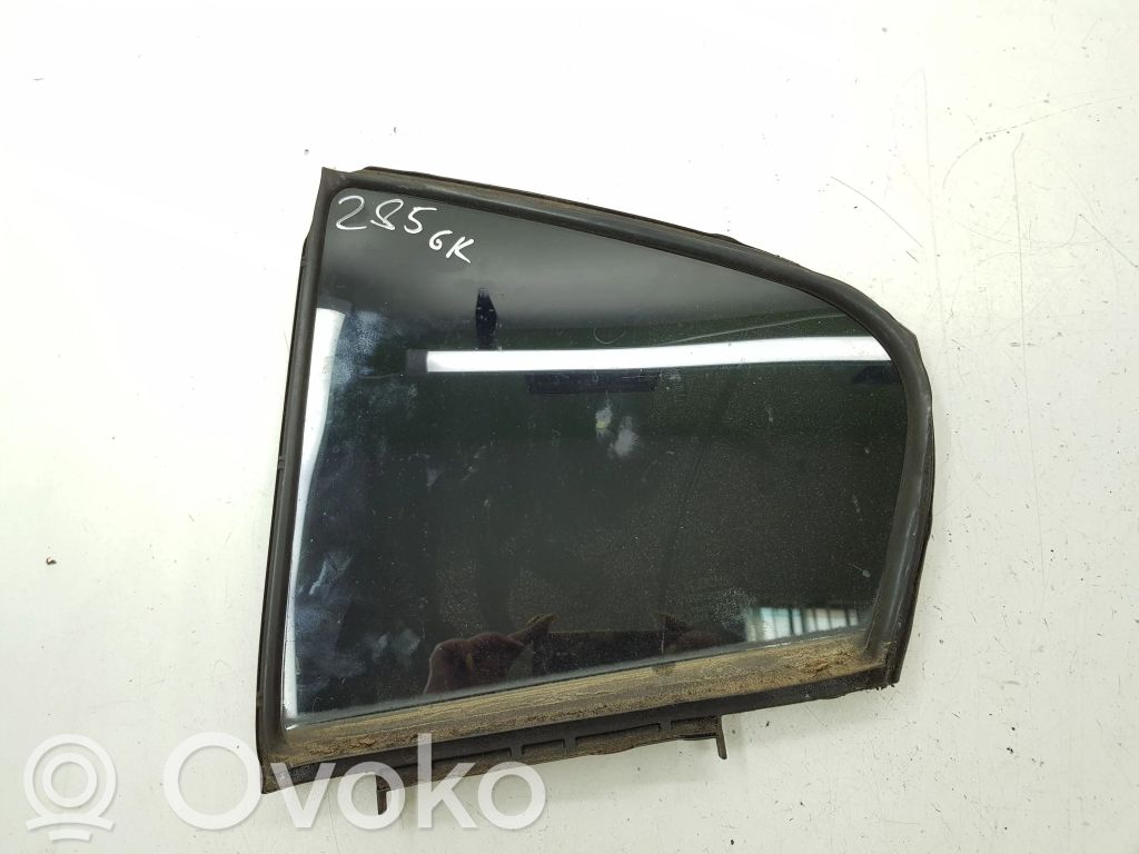 Toyota Avensis T270 Ventanilla de ventilación de la puerta trasera 