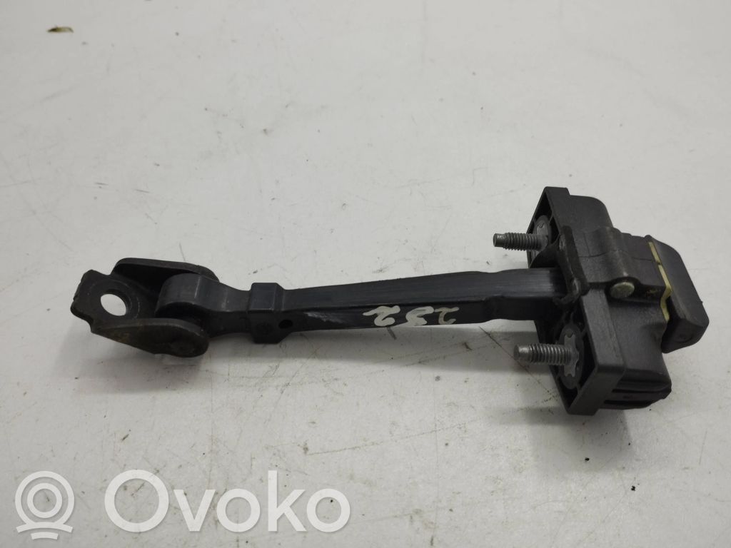Renault Clio IV Takaoven pidätin 