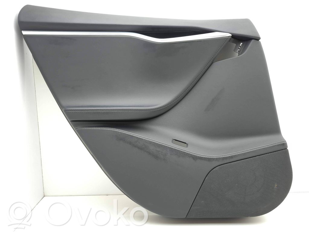 Moldura del tarjetero de la puerta trasera
