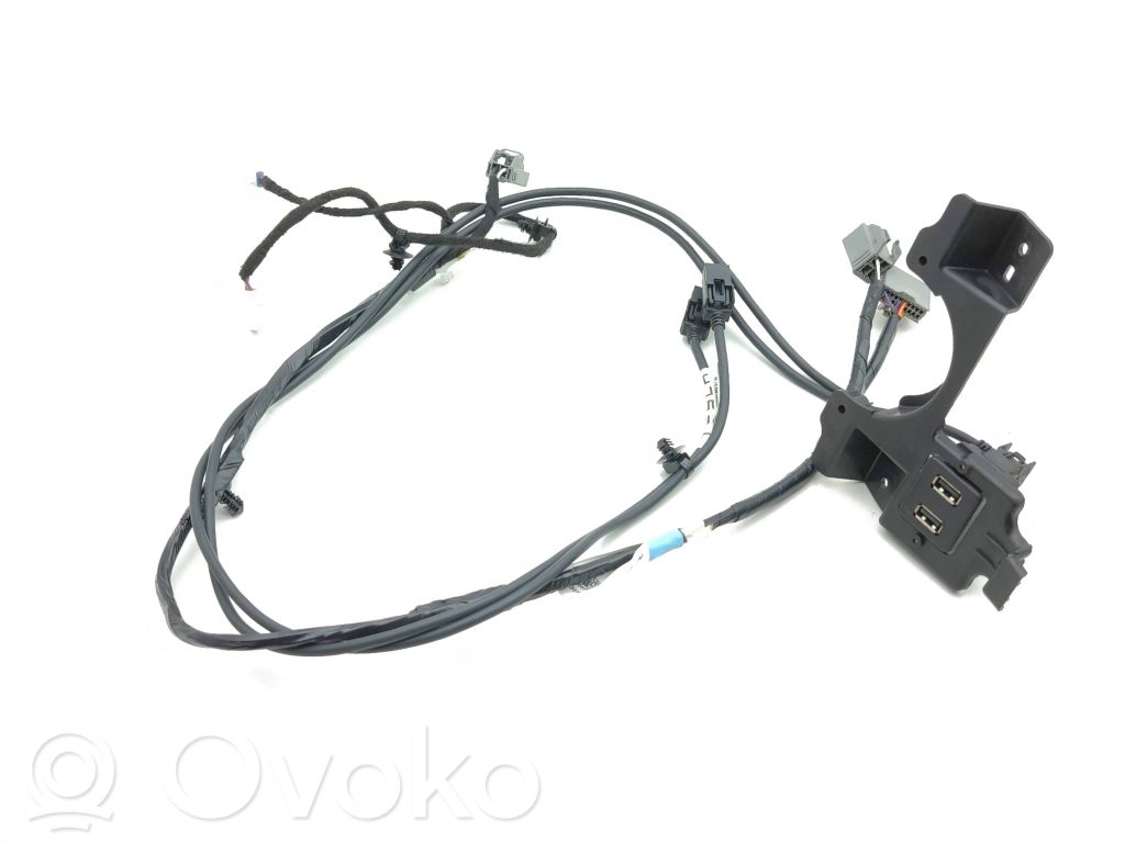 Tesla Model S USB-pistokeliitin 