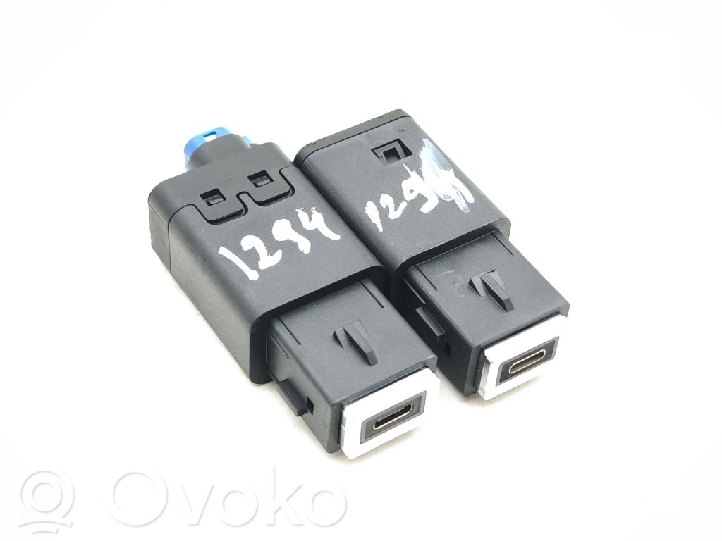 Peugeot 3008 III USB socket connector 