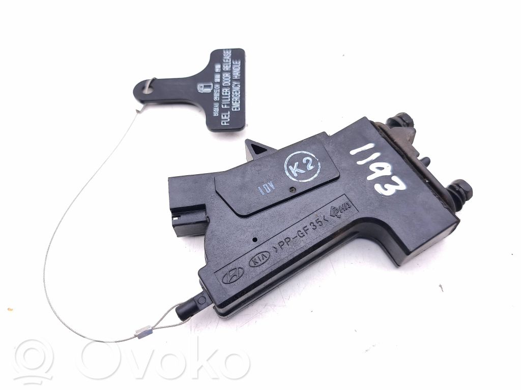 Fuel cap release pull handle