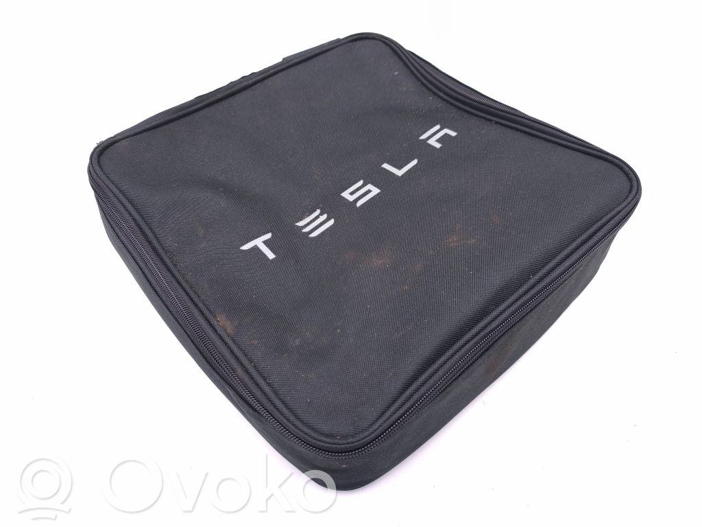 Tesla Model Y Caja de herramientas 