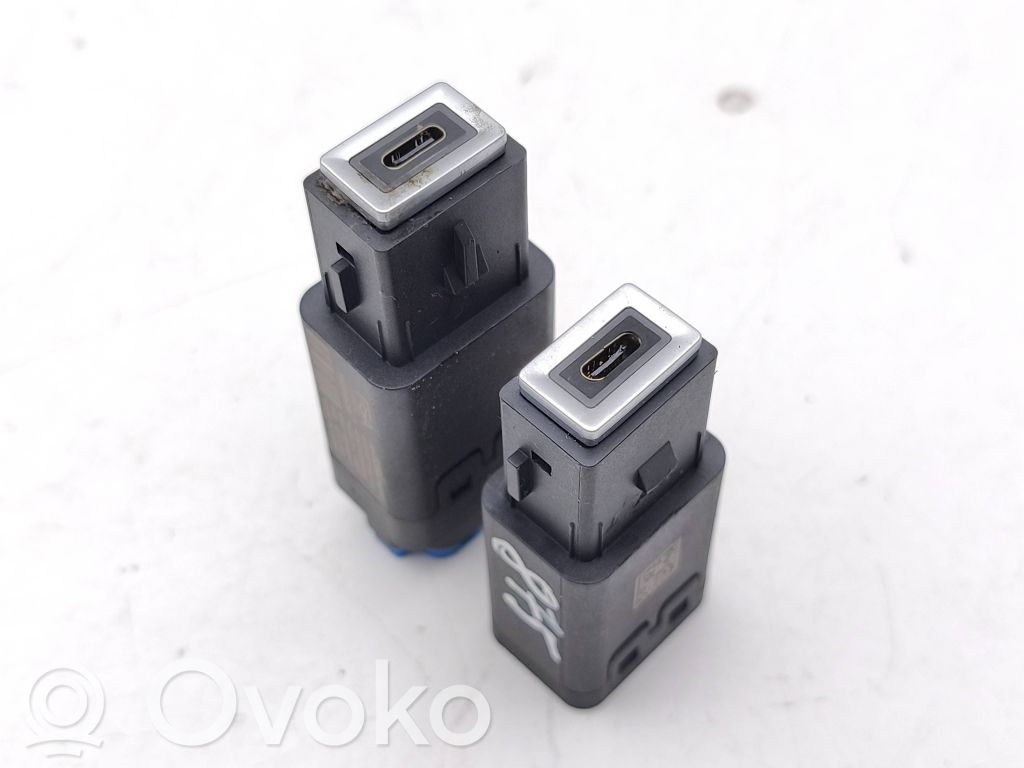 Peugeot 2008 II Gniazdo / Złącze USB 