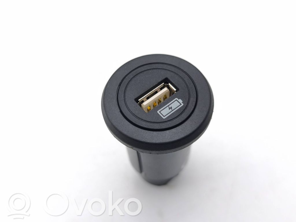 USB-pistokeliitin   J9D319010AB