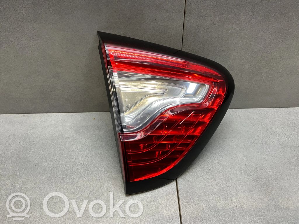 Renault Captur Aizmugurējais lukturis pārsegā 
