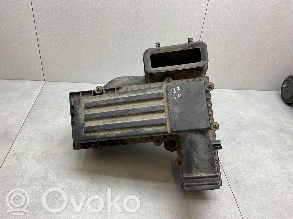 Volkswagen PASSAT B7 Obudowa filtra powietrza 