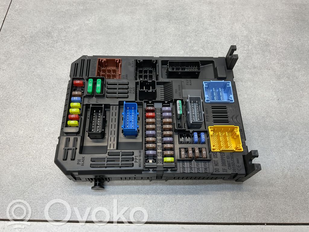 Opel Mokka B Fuse module 
