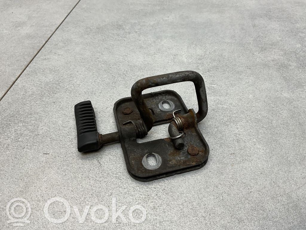 Rygiel / Zaczep zamka pokrywy przedniej / maski silnika   3G0823186
