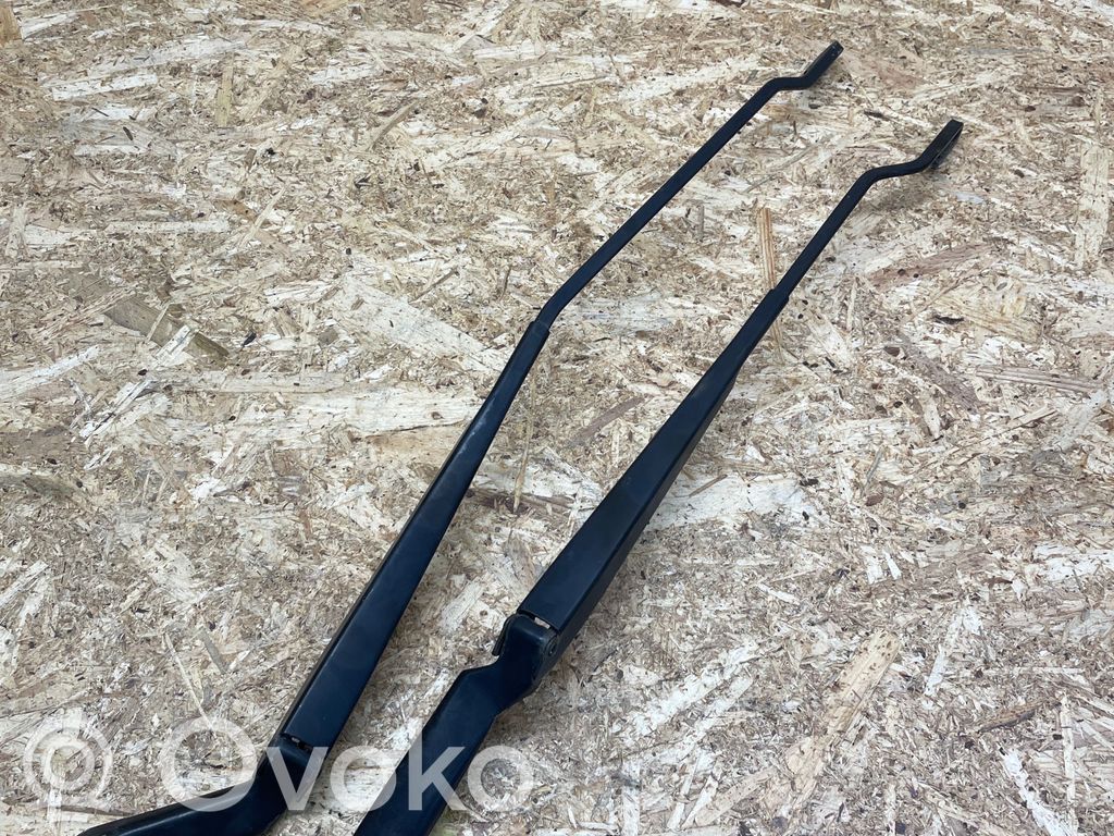 Volkswagen Golf IV Front wiper blade arm 