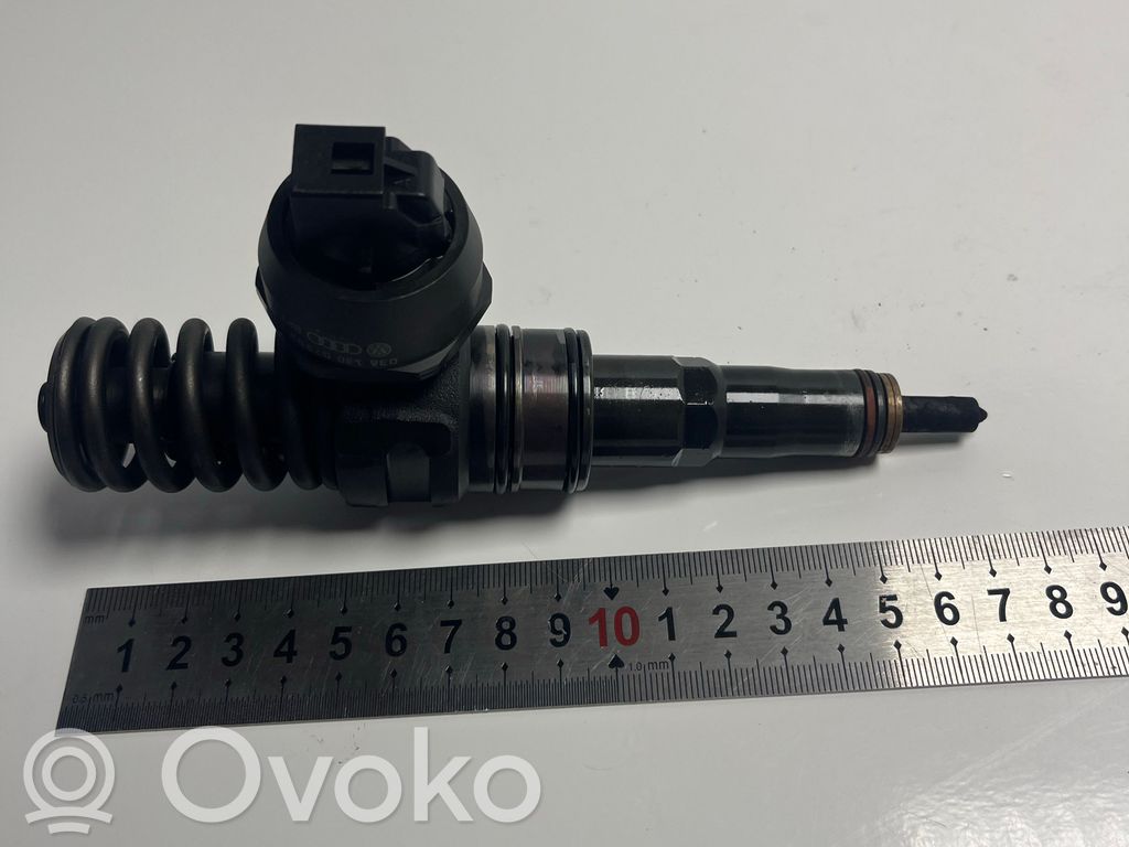 Volkswagen PASSAT B6 Wtryskiwacz paliwa 
