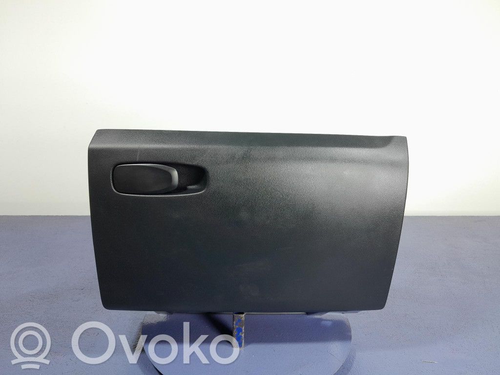 Volvo V40 Glove box 