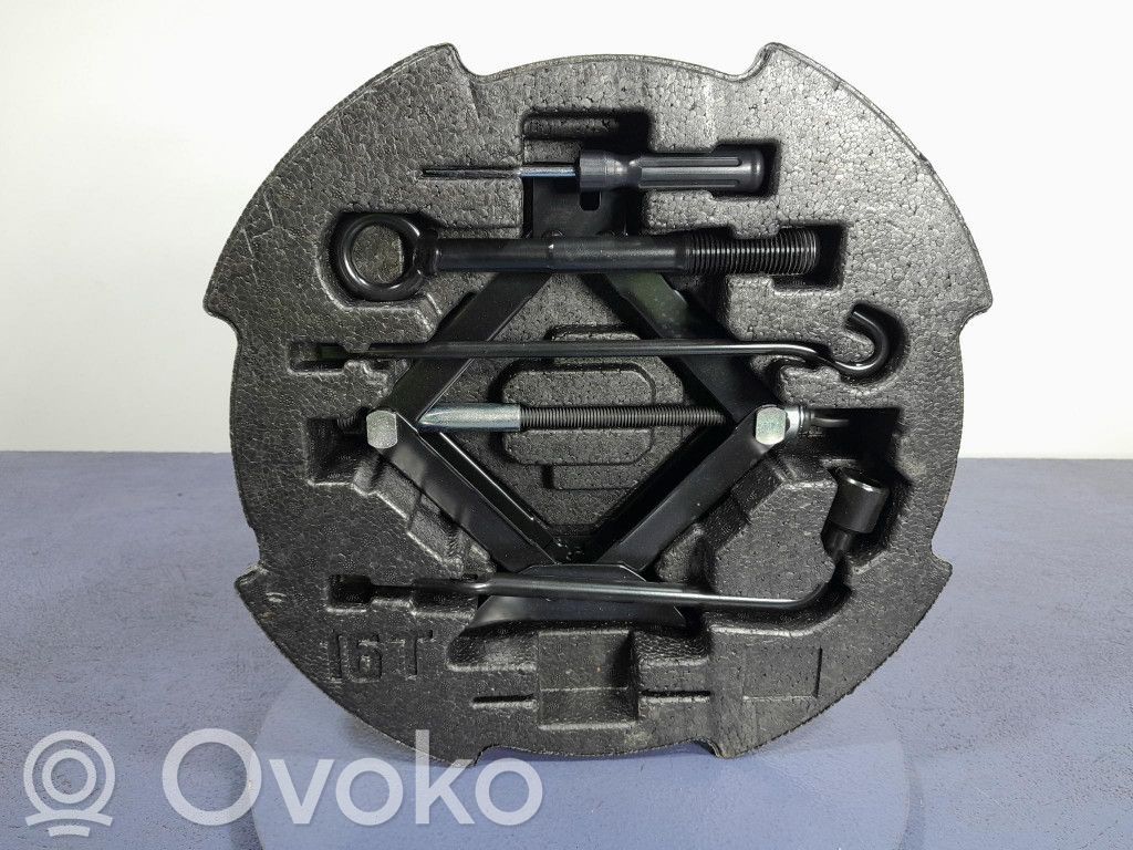 Hyundai i30 Tavaratilan/takakontin alempi sivuverhoilu 