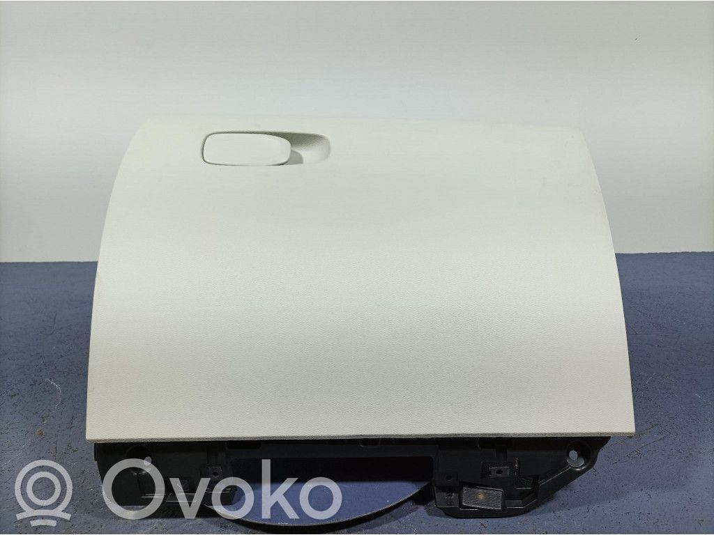 Volvo XC60 Glove box 