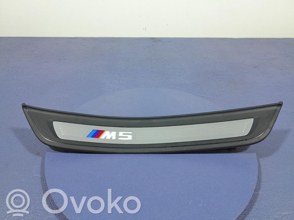 BMW M5 F90 Jalkatilan sivukoristelista 