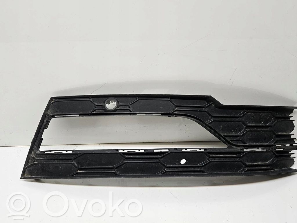 Skoda Octavia Mk4 Etupuskurin alempi jäähdytinsäleikkö 