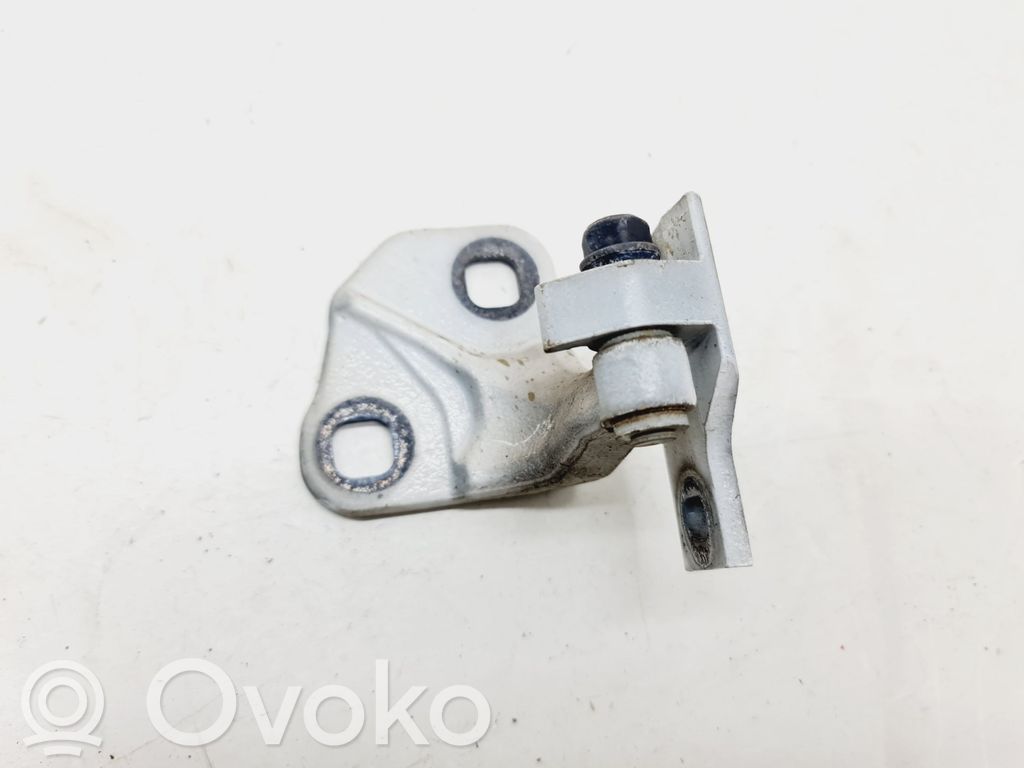 Priekšpusē apakšējā vira (eņģe)   7017817