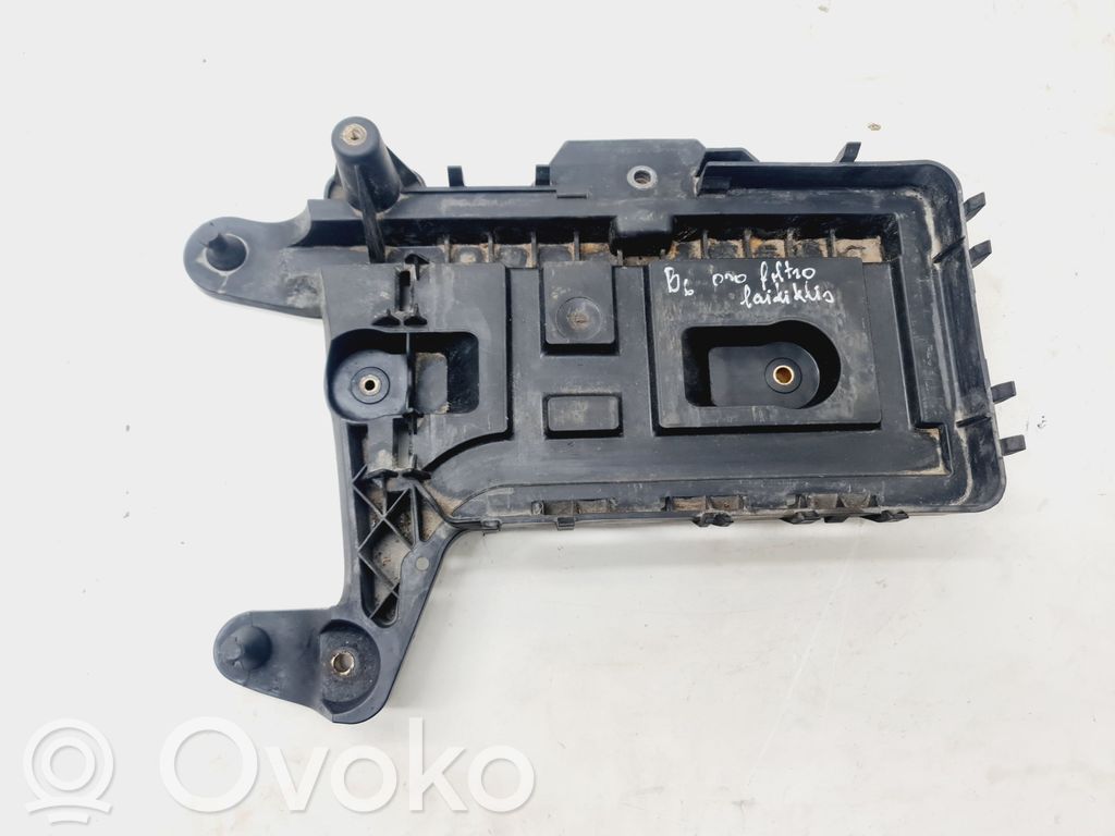 Volkswagen PASSAT B6 Bandeja para la batería 