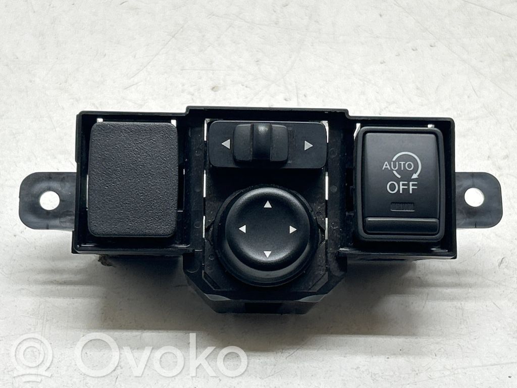 Nissan Note (E12) Wing mirror switch 
