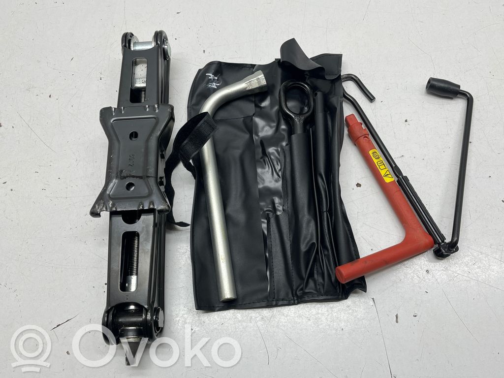 Audi A4 S4 B9 8W Zestaw narzędzi 