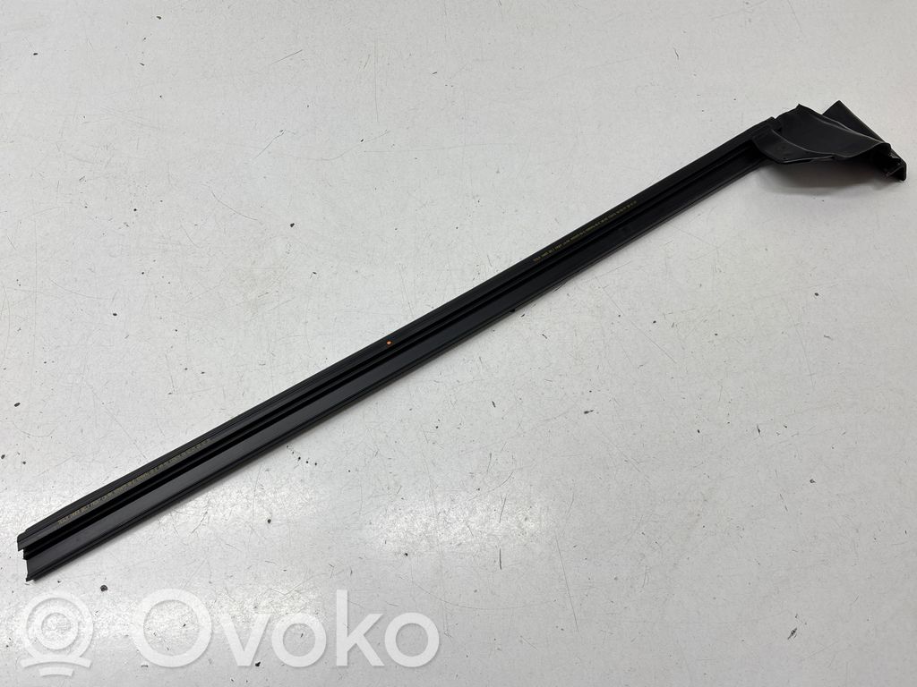 Tesla Model 3 Уплотнительная резина (у стекла) 