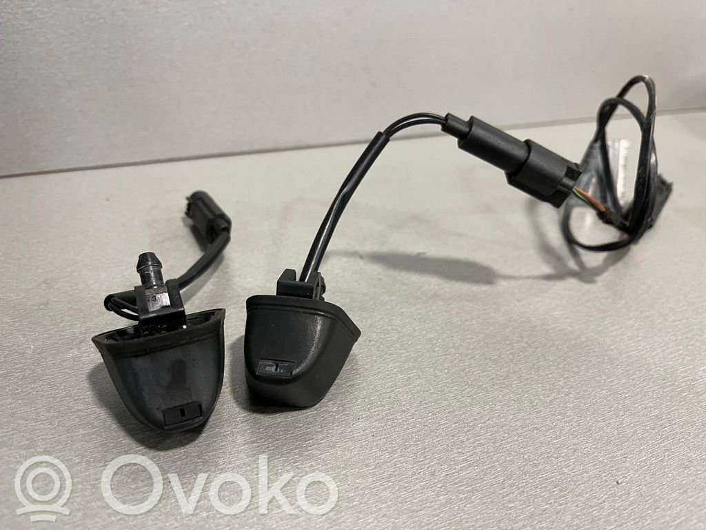Windshield washer spray nozzle   8365385