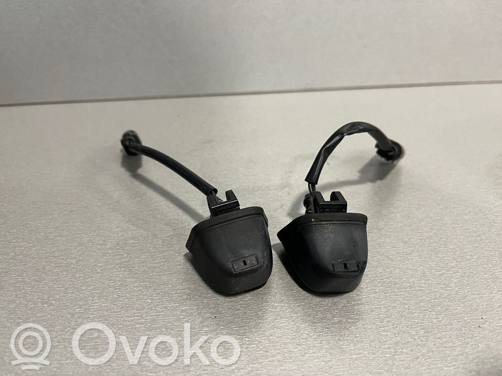 Windshield washer spray nozzle   8365385