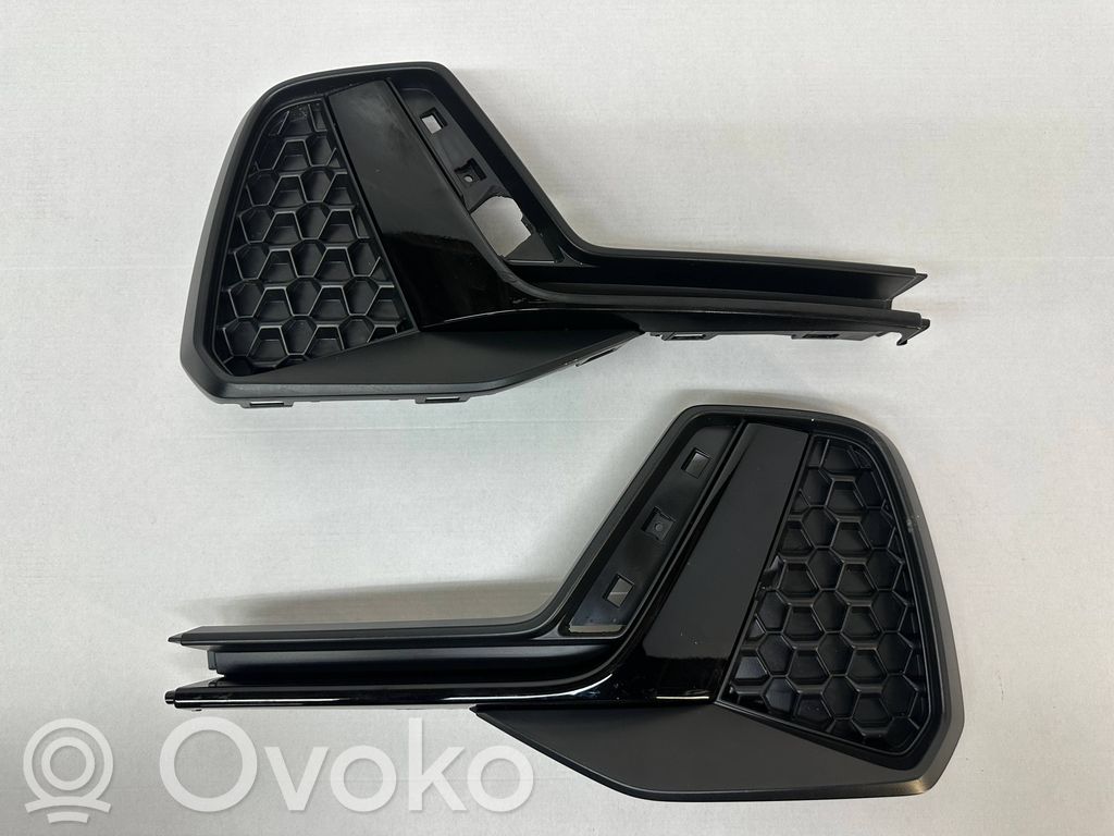 Audi A1 Grotelės apatinės (trijų dalių) 