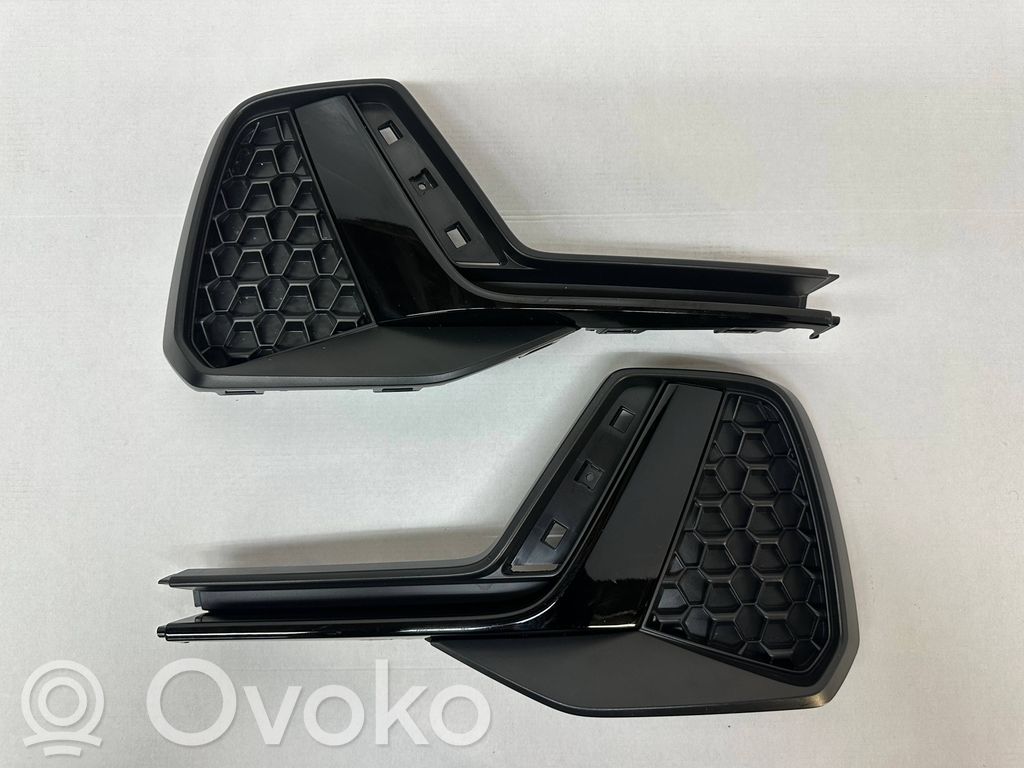 Audi A1 Grotelės apatinės (trijų dalių) 