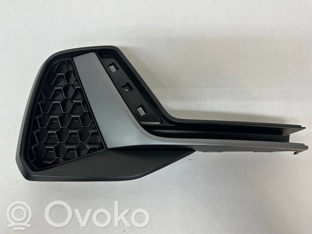Audi A1 Grotelės apatinės (trijų dalių) 